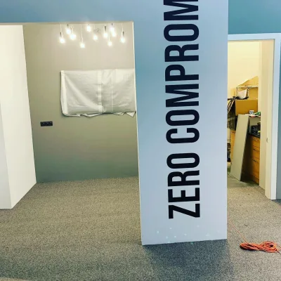 Автосалон Tesla в Москве